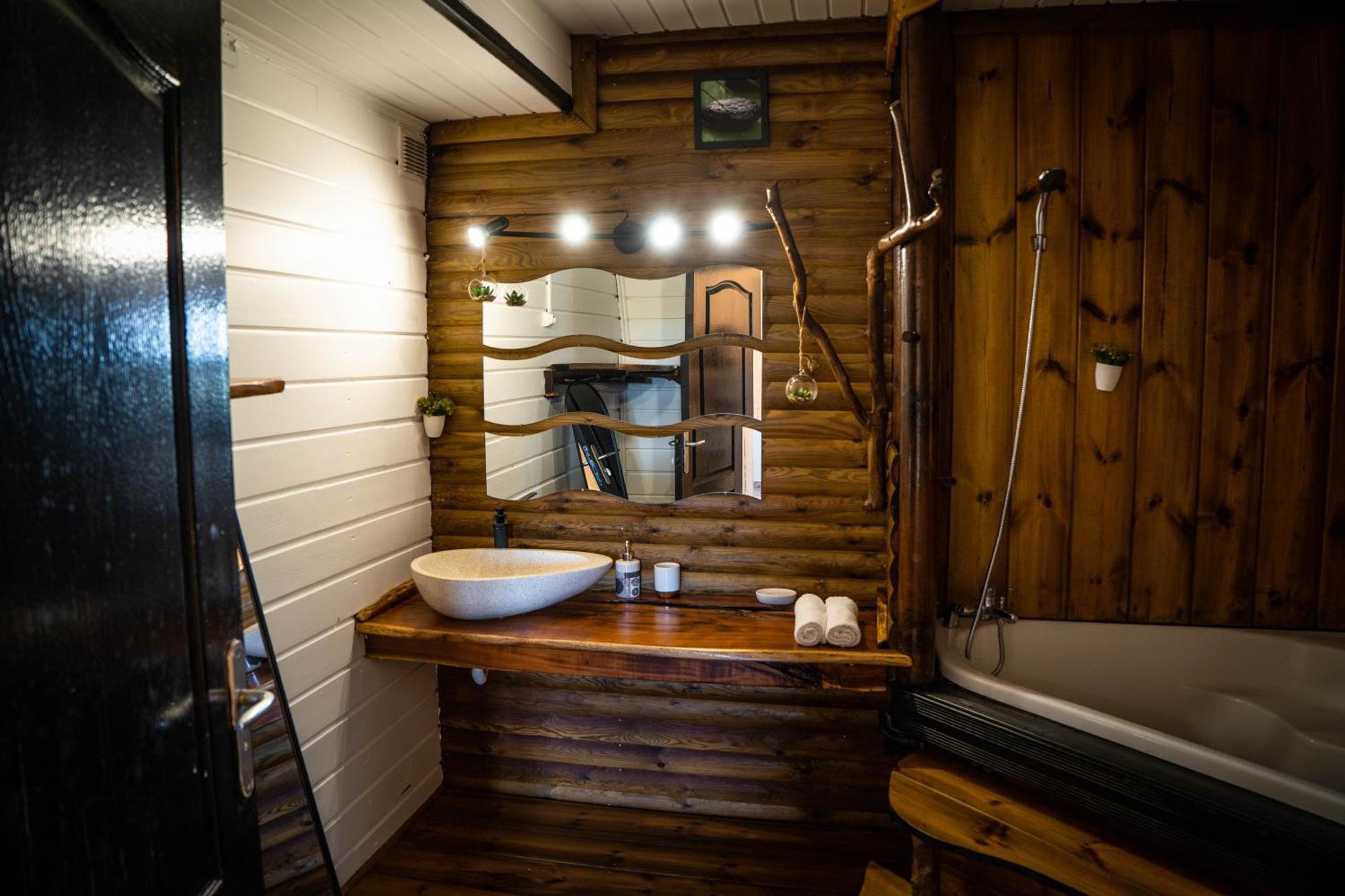 Les Hebergements Au Dy-Na Petite-Ile Exterior photo